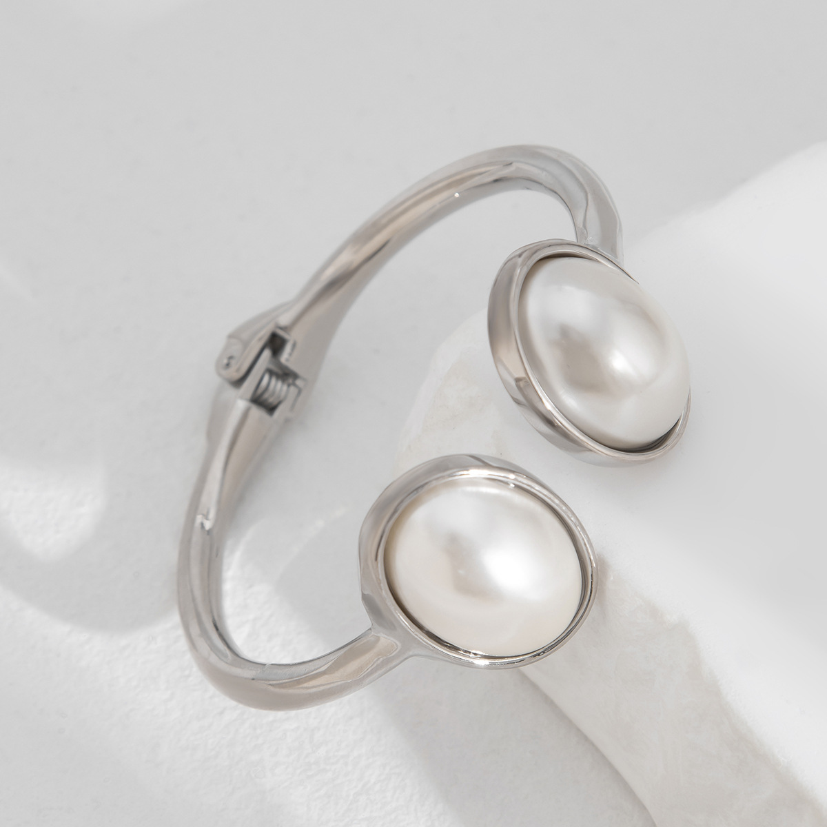75g Weight Artificial Pearls Inlay Material Bangle Classification Alloy Chain Material Street Occasion Alloy Material Geometric Pattern Women's Gender Plating Design Retro, Exaggerated Style Retro Exaggerated Geometric Artificial Pearls Alloy Bangles Wholesale 5