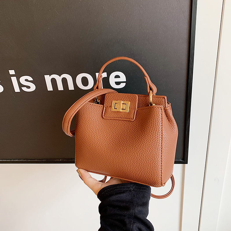 Bolsa cuadrada pequeña, sensación de verano de alta gama, mochila única para mujer, bolso de mensajero con cerradura, bolso de embrague, bolso especial, bolso de mujer Baoding