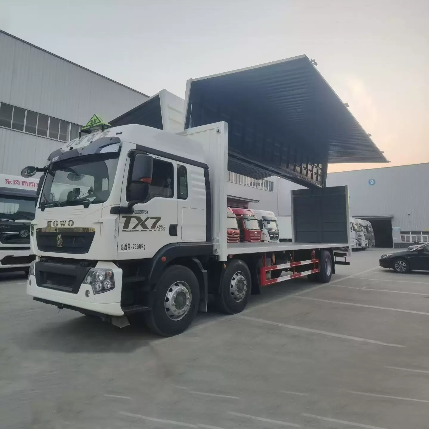 重汽汕德卡小三轴腐蚀性危险品运输车 9.6米瓦楞厢体带飞翼结构