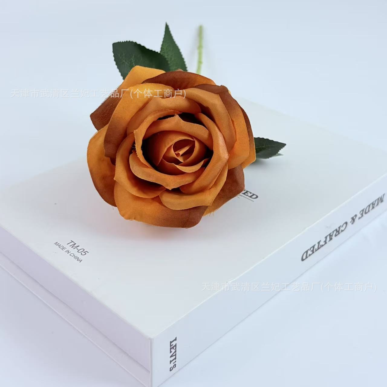 Una sola pieza de tela de seda, una pequeña rosa de crema, una rosa, una rosa, una rosa, una rosa, una rosa, una rosa, una rosa, una rosa, un arreglo floral, una boda, una pared de flores