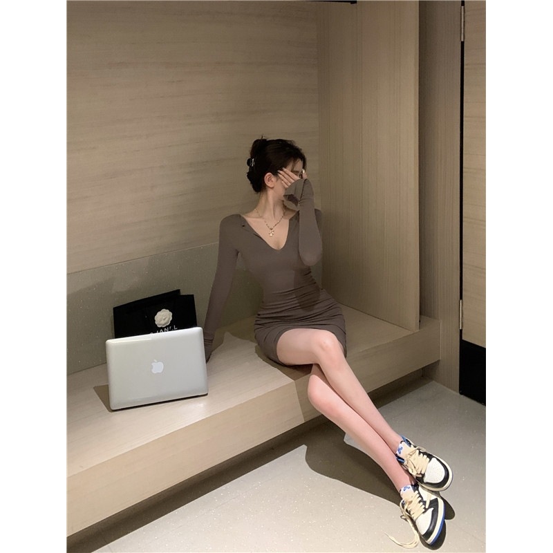프랑스 스타일 우아한 뜨거운 소녀 섹시한 V-NECK 원피스 여성의 가을과 겨울 새로운 디자인 센스 타이트 라이트 슬리밍 쉬스 스커트