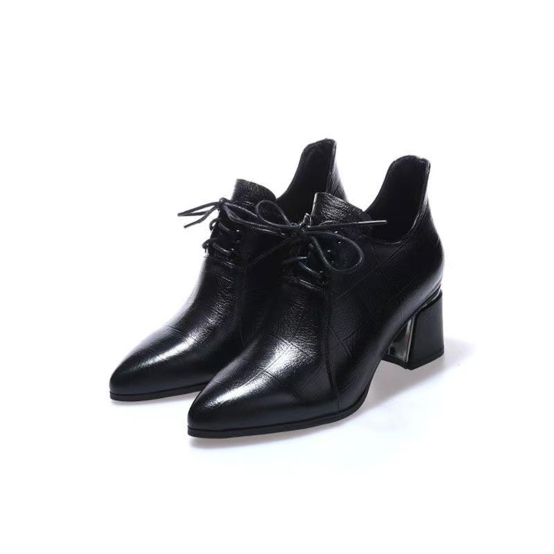2026 primavera y verano nueva moda universal negro suave desgaste ligero punta punta pequeña zapatos de tacones altos para niños