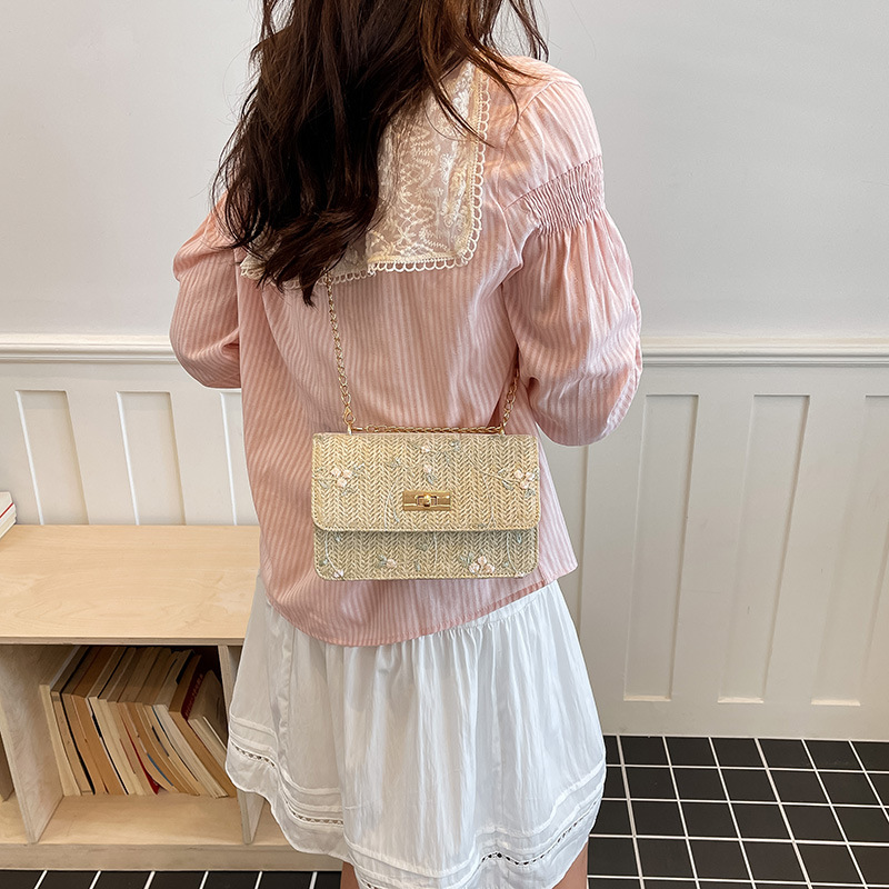 Bolsa de paja de primavera para mujeres 2026 nueva pequeña flor de encaje fresco tejido bolsa de silla de nicho mochila de hombro