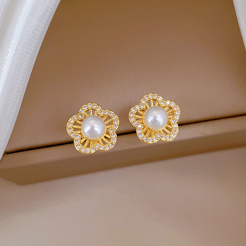 Collar y aretes de acero [Zhengzhou] conjunto de aretes de lujo ligero de diamante completo perla temperamento de banquete aretes de aretes combinación de collares