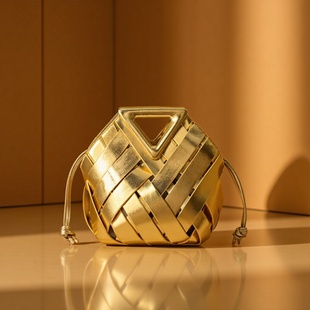 B�¿�˻@������б������۾����U��Ů��������μ�б��ˮͰ��