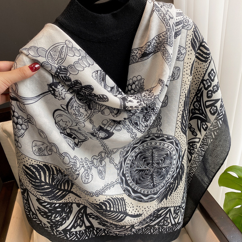 Comercio exterior transfronterizo cadena Totem algodón y lino sensación impresión grande bufanda cuadrada playa protector solar bufanda 135*135cm