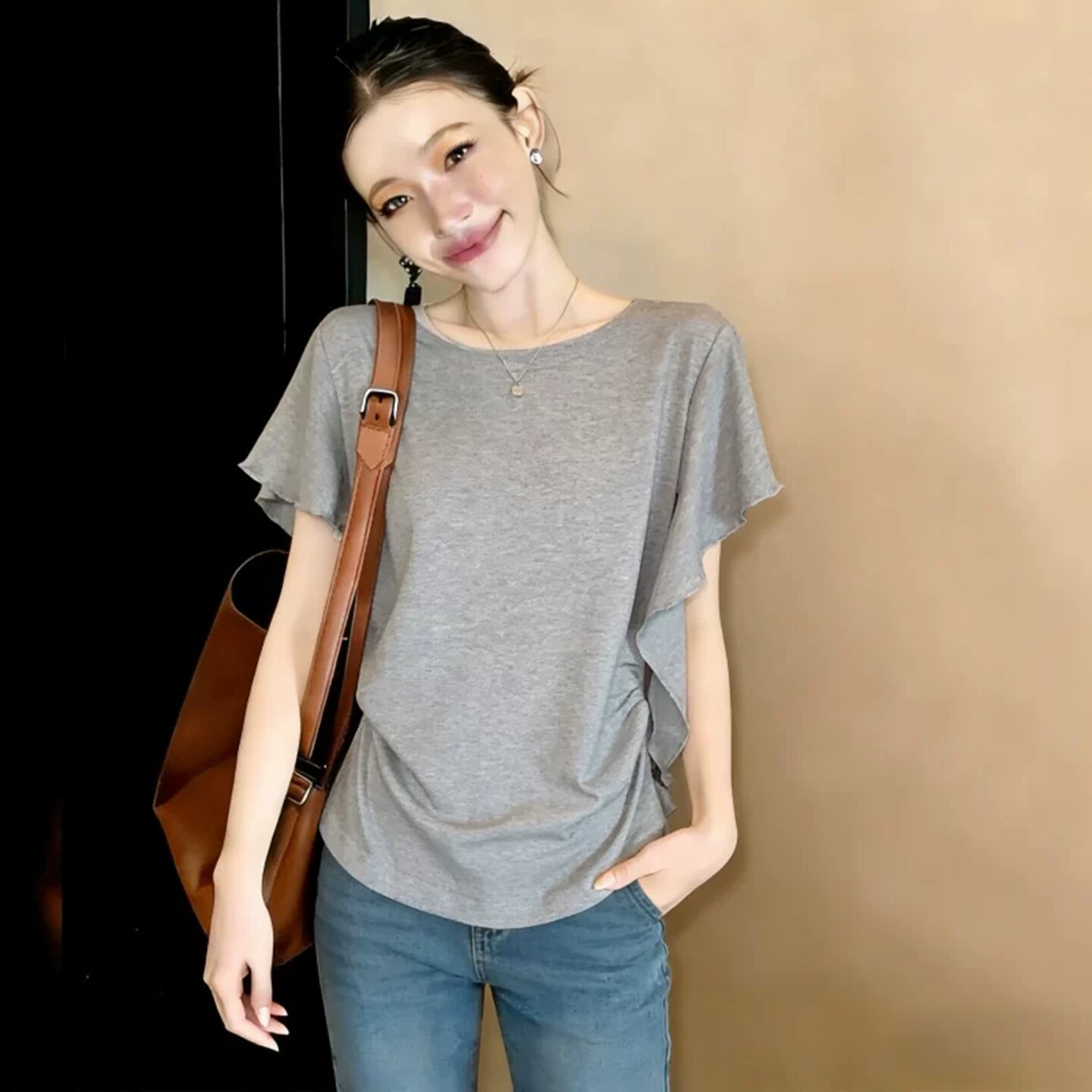 Áo thun tay ngắn cổ tròn viền lá sen nữ, dáng suông che bụng, form rộng thoải mái — màu đen chi tiết 5