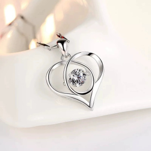Light luxury high-grade beating heart pendant Eternal Heart necklace heart-shaped clavicle chain female love Blue Diamond zircon