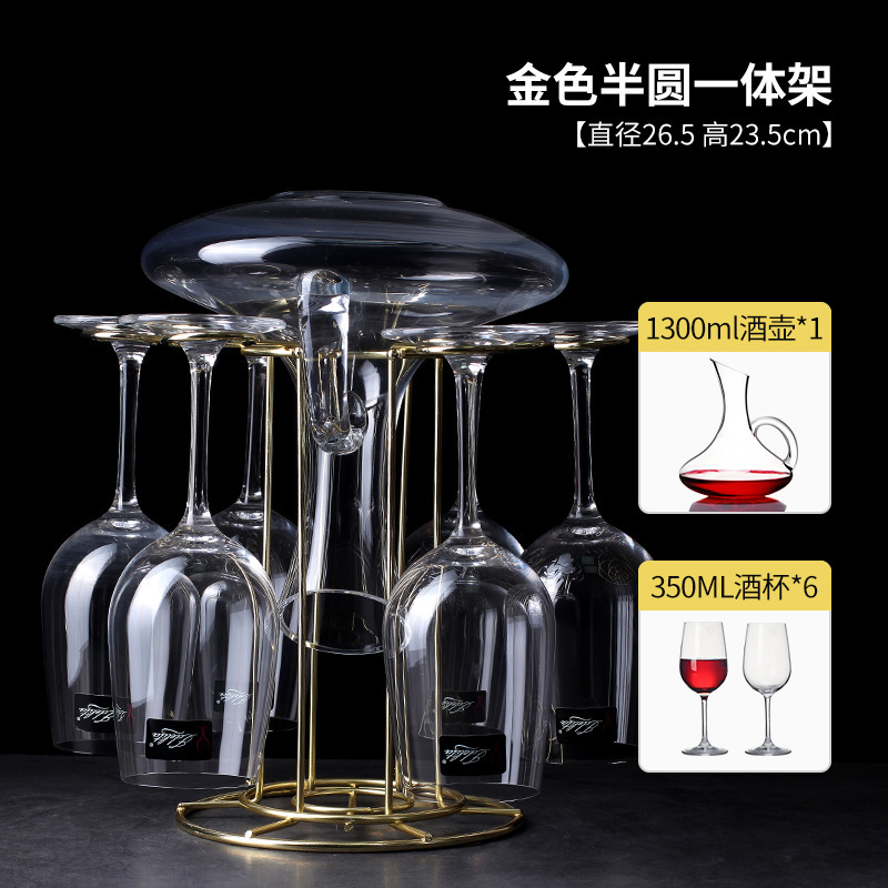 軽くて豪華な風の金色の酒の箱はワインの棚を飾ってワインの棚のワインの杯の棚を並べます。|undefined
