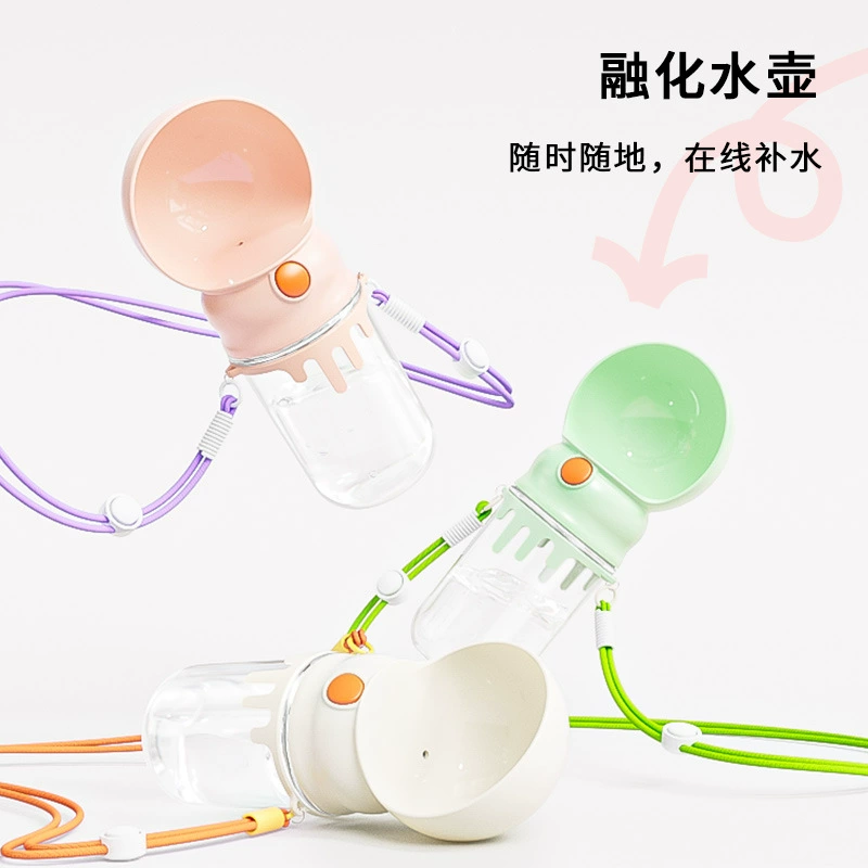 Жидкие животные кошки и собаки выходят из стакана для воды расплавленный чайник портативный кормушка для домашних животных с чашкой для кошек и собак на открытом воздухе