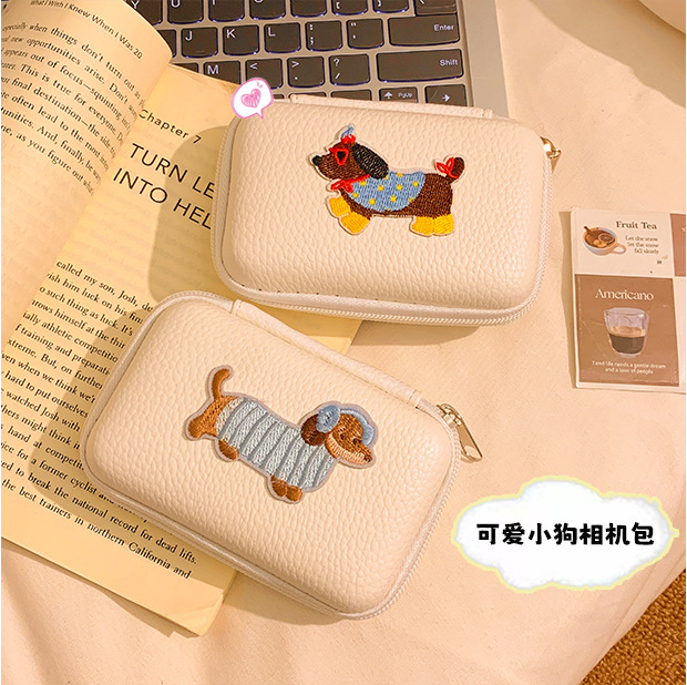 Original cartoon dachshund camera bag, large capacity, portable small camera storage bag, outdoor wear-resistant and scratch-resistant.
