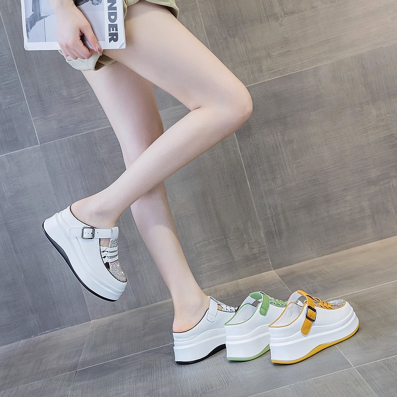 Media zapatilla de diamante de agua de Baotou con suela gruesa para mujeres en verano con 2024 nueva moda y sandalias de cuero casual verde