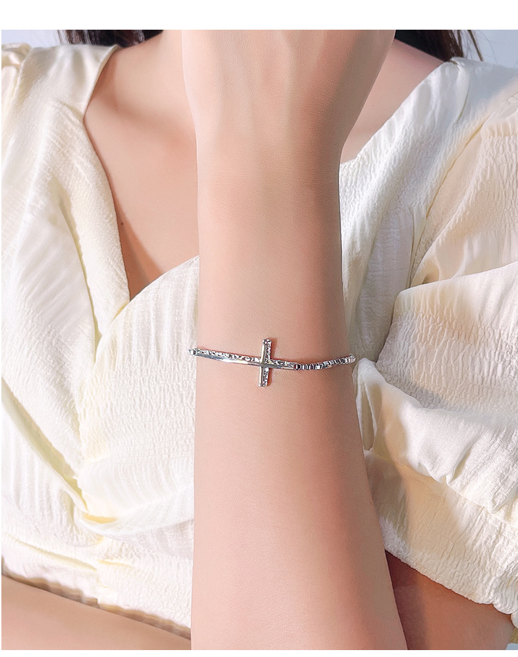 Sl006 Korean Style S925 Silver Bracelet Women's Graceful And Fashionable Texture Cross Bracelet Personality Hand Jewelry display picture 1
