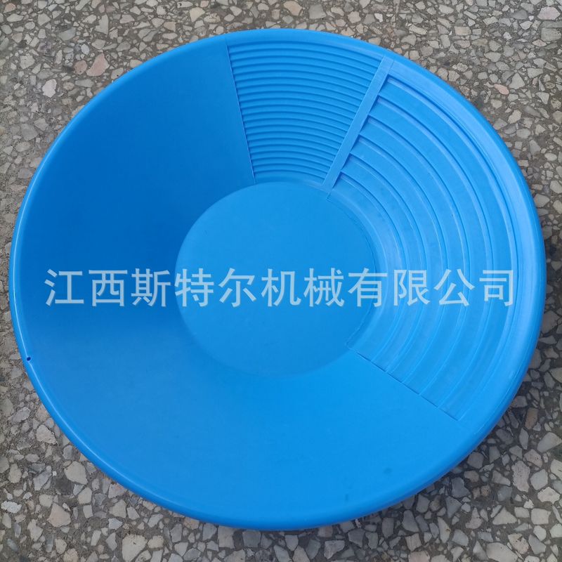厚いゴールドラッシュのツールの手は金鉱の砂金を振って金を洗って金を洗って金を洗うたらいのゴールドラッシュの碗の粘金の箕の機械を洗います。|undefined