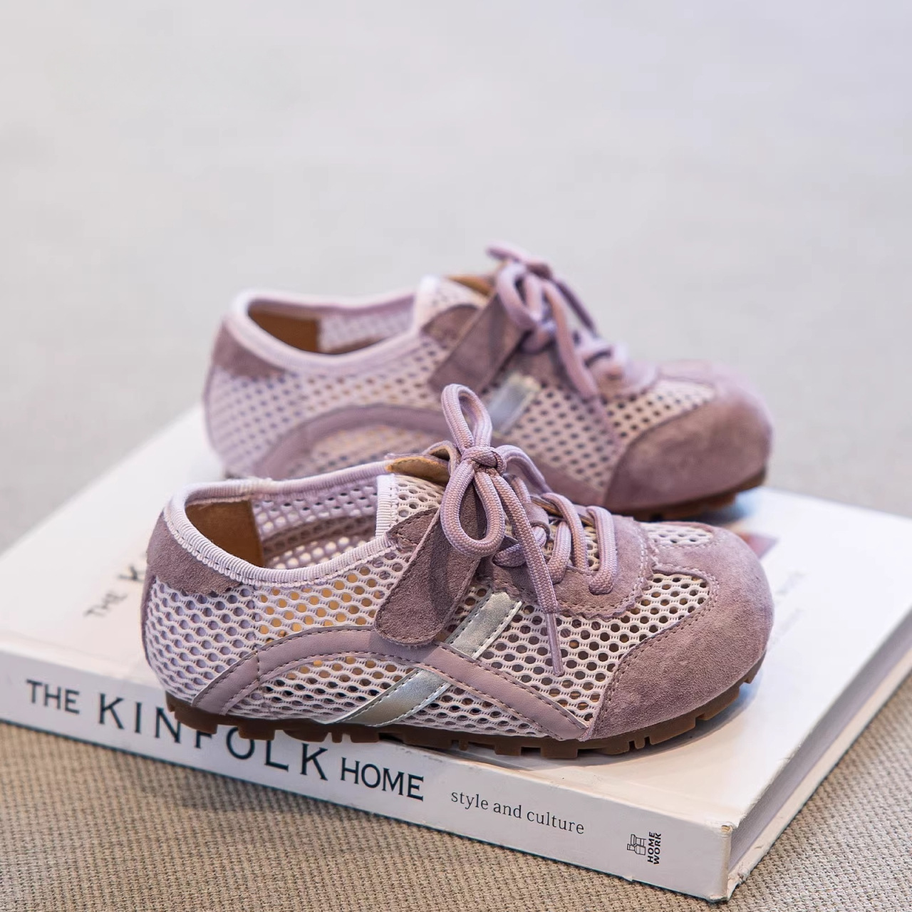 Zapatillas de deporte para niñas, malla transpirable 2025 nuevos zapatos de entrenamiento alemán para niños, zapatos deportivos de una sola red para mujeres casuales de todo fósforo de verano