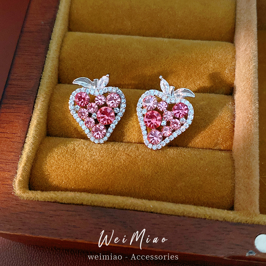 Aguja de plata rosa con diamantes pernos de fresa temperamento delicado dulce pendientes frescos ligeros de lujo alta sensación de auriculares al por mayor image 4