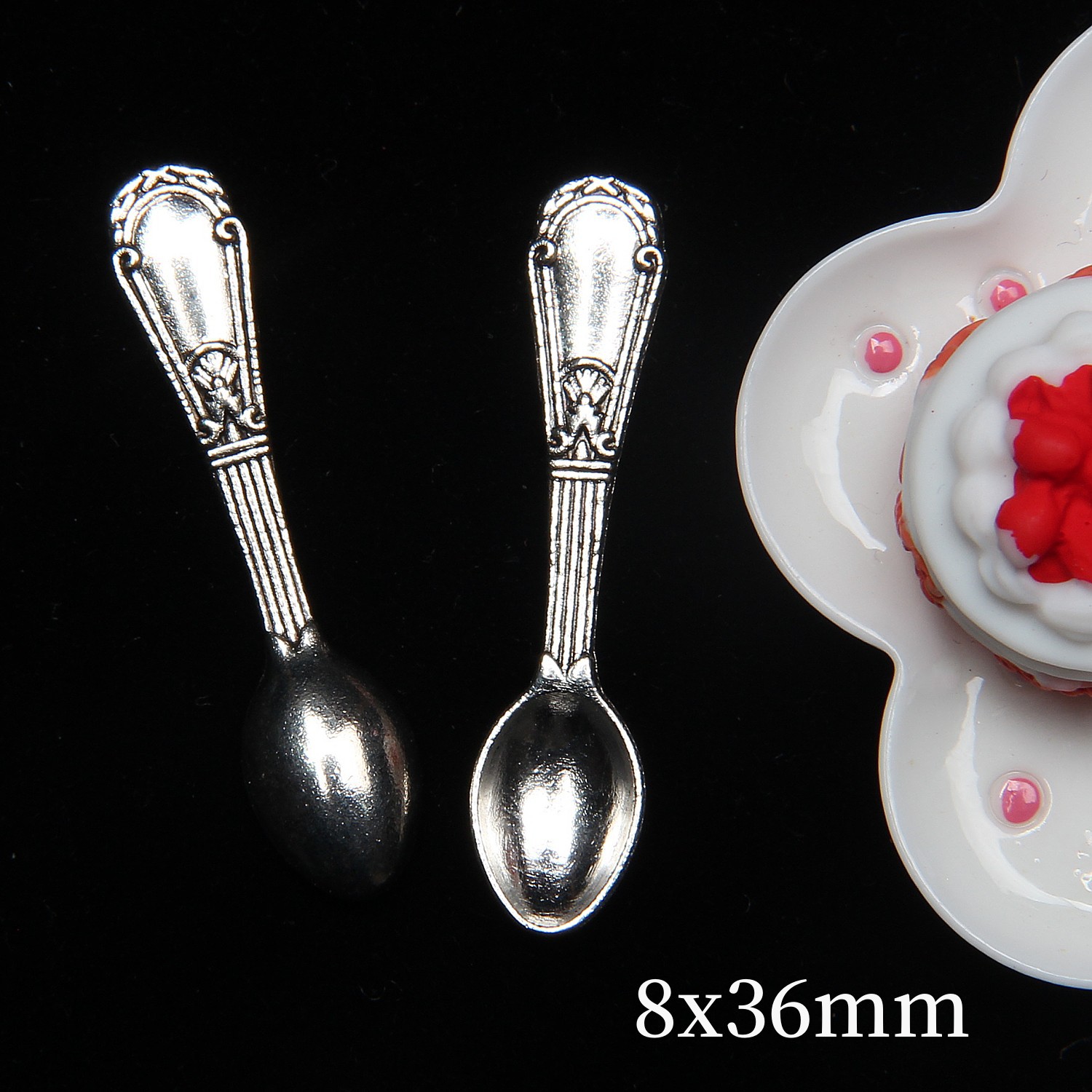 Cuchara de sopa de comida occidental mediana