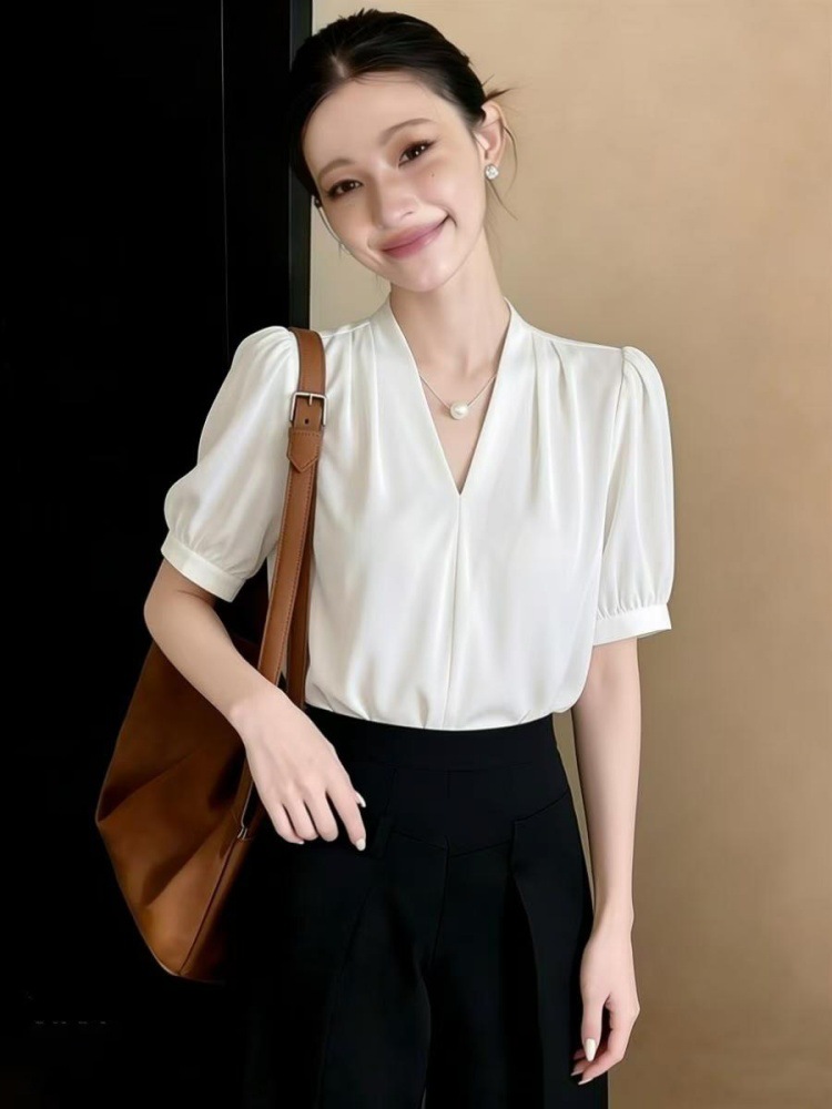 Áo sơ mi ngắn tay nữ satin dáng suông, chất liệu satin mềm mại, kiểu Pháp thanh lịch — màu xanh nhạt