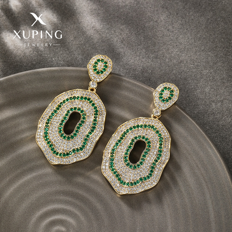 Xuping moda, lujo ligero con incrustaciones de circón, diseño de nicho, pendientes redondos geométricos, pendientes de temperamento de alta gama de todo fósforo