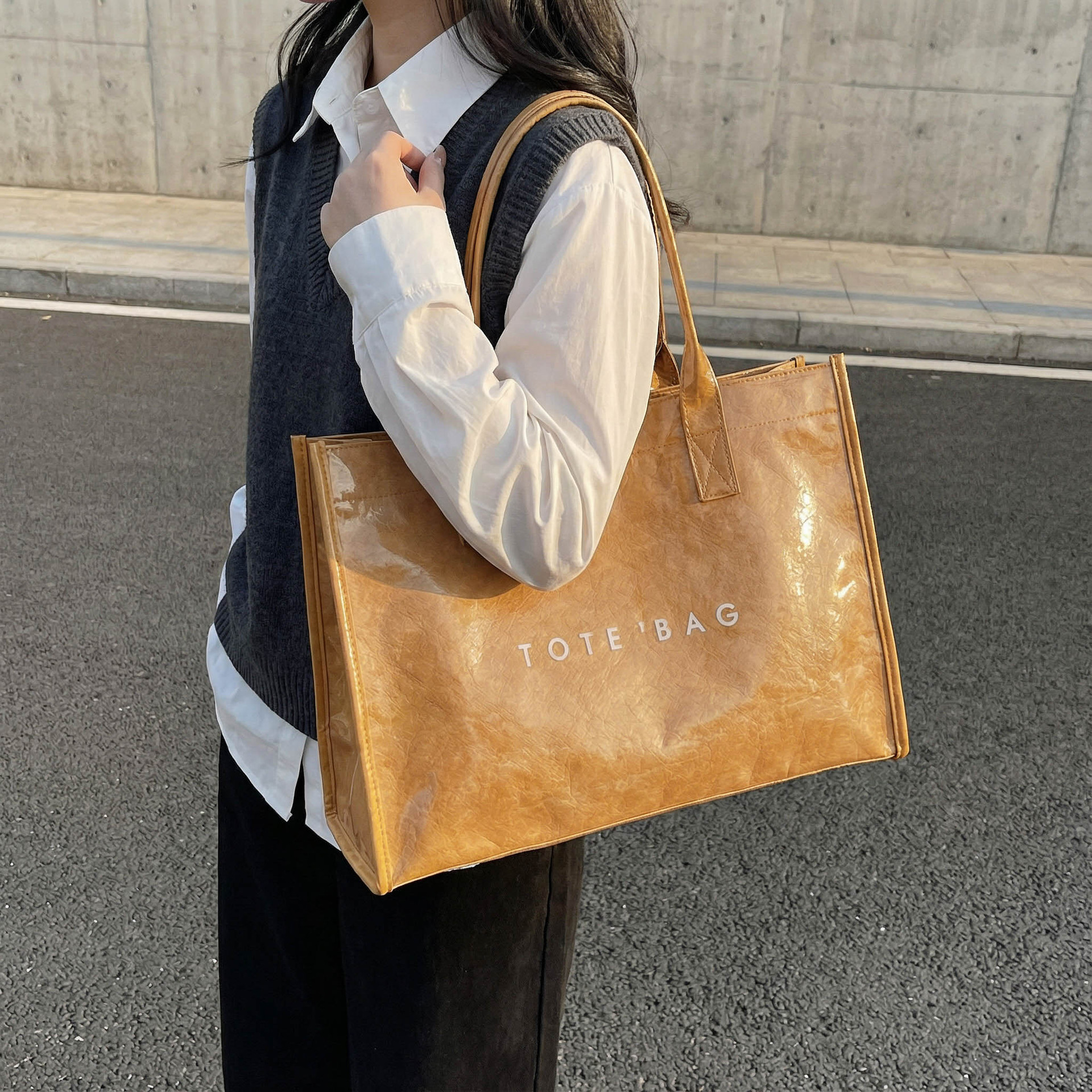 2026 Early Spring Effortless Casual Commuter Handbag Large Capacity Stylish Simple Waterproof Shoulder Tote Bag