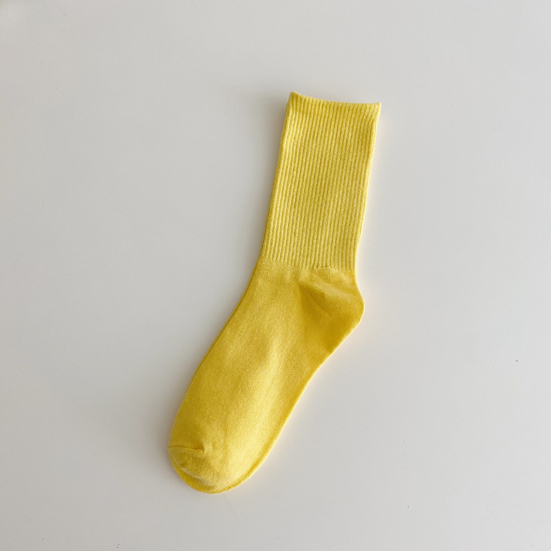 色の靴下の子供の中の筒の靴下のinsの潮の春秋の薄い金のキャンディーの色の秋冬の綿の質のバラの赤い純色のストッキングの靴下