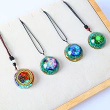 亚马逊同款天然水晶碎石个性男女吊坠圆形滴胶树脂项链饰品批发