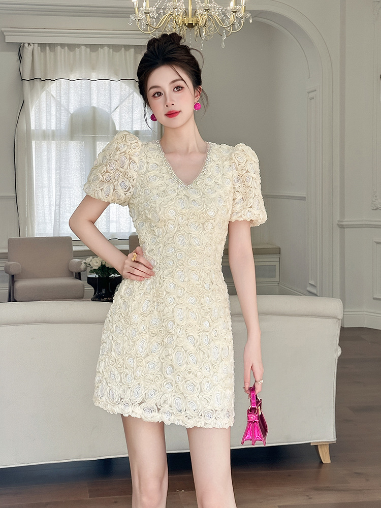 Váy chữ A cổ chữ V thắt eo họa tiết hoa nổi 3D phong cách Pháp — mơ