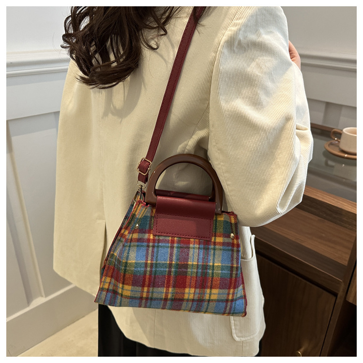 This is a trendy and stylish single-shoulder underarm bag with a contrasting color for the autumn of 2024. It features a unique design and is retro and individualistic undefined