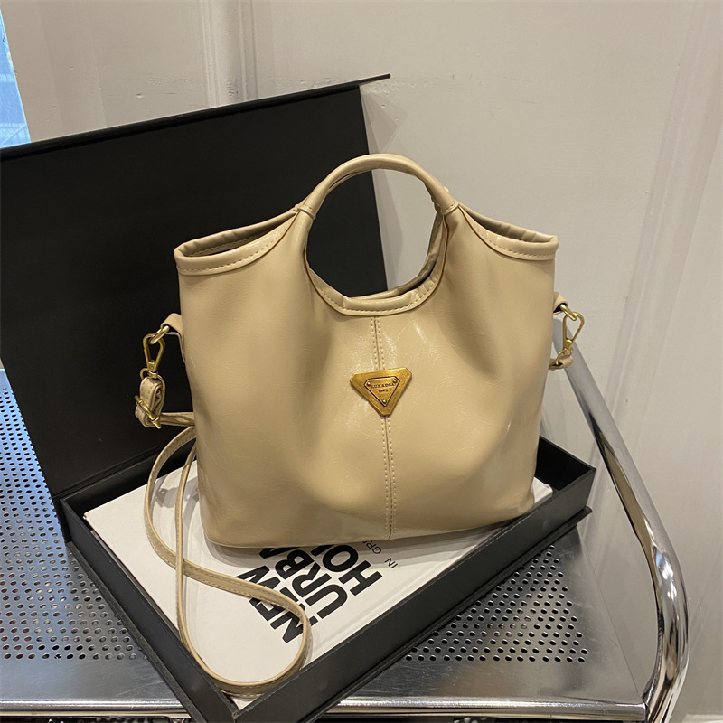 Alto sentido retro bolso de mano de mujer invierno 2024 bolsa de mano casual versátil de viaje mochila de hombro