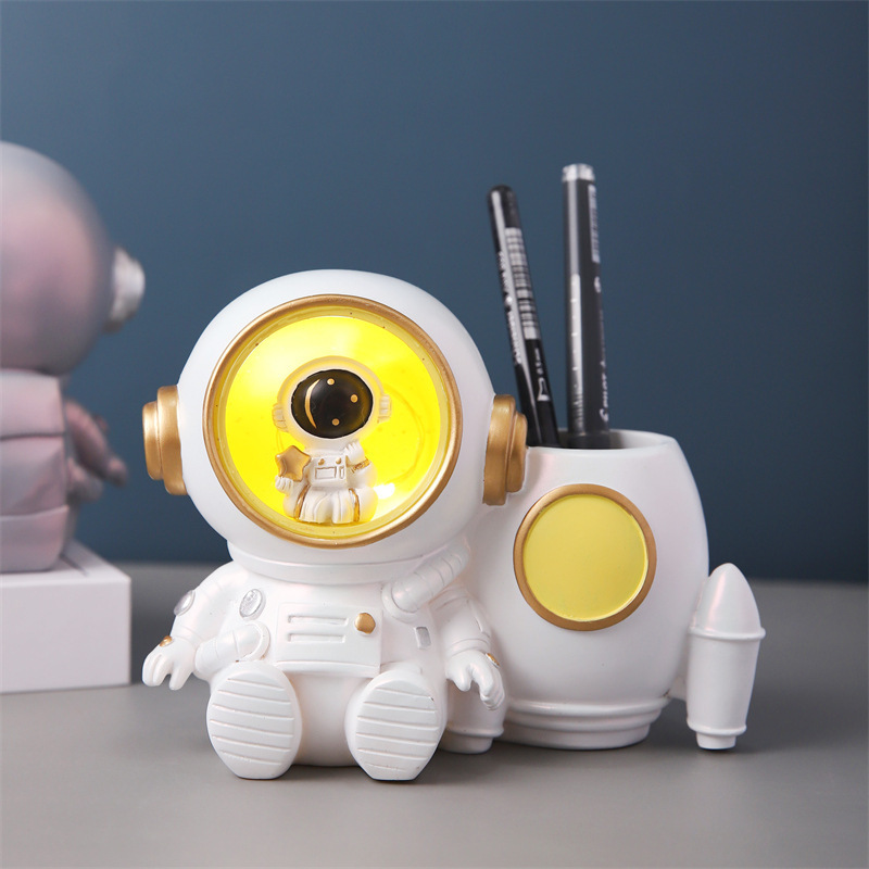 Creative Boys Holiday Gift Astronaut with Lamp Pen Case Office Desktop Pen Barrel Storage Resin Crafts Ornaments