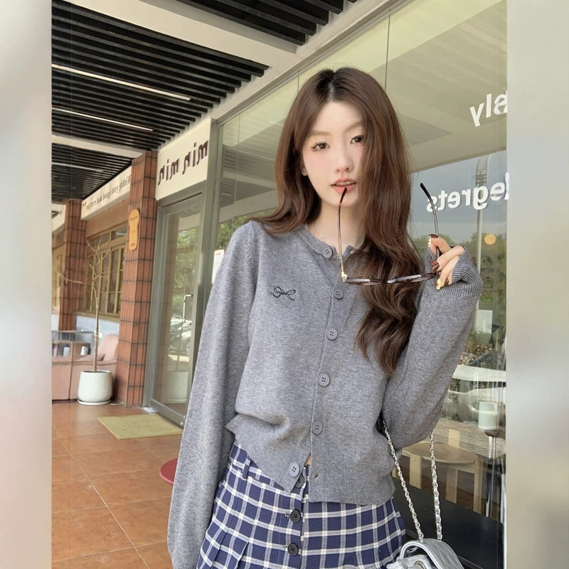 Gray knitted cardigan sweater for women, early autumn and summer 2026 new style, suitable for petite figures, with a college-style embroidered top Gray knitted cardigan sweater for women, early autumn and summer 2026 new style, suitable for petite figures, with a college-style embroidered top