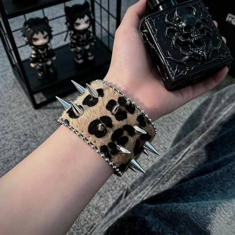 Exaggerated Rivet Hip-Hop Wide Bracelet, Retro Leopard Print Leather Rivet Bracelet, High-End Design Hand Jewelry Wholesale Exaggerated Rivet Hip-Hop Wide Bracelet, Retro Leopard Print Leather Rivet Bracelet, High-End Design Hand Jewelry Wholesale