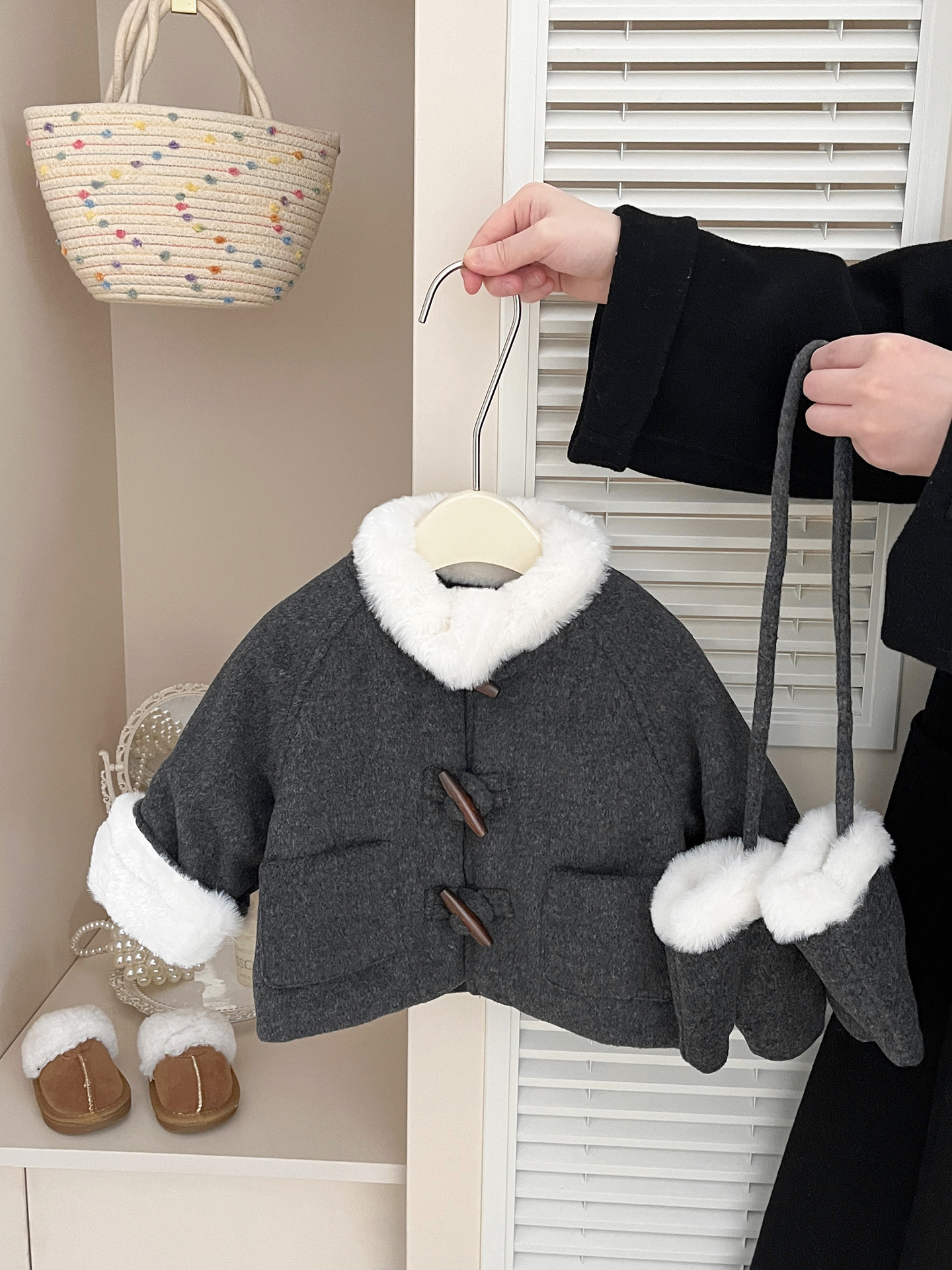 Bebé de invierno más vello grueso abrigo de cuello de lana de las niñas 2025 nuevo abrigo de lana de moda coreano estilo extranjero