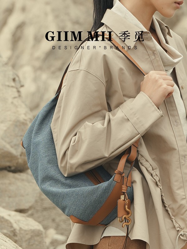 【王真儿同款】GIIMMII/季觅镬耳系列行囊帆布牛仔单肩斜挎枕头包|undefined