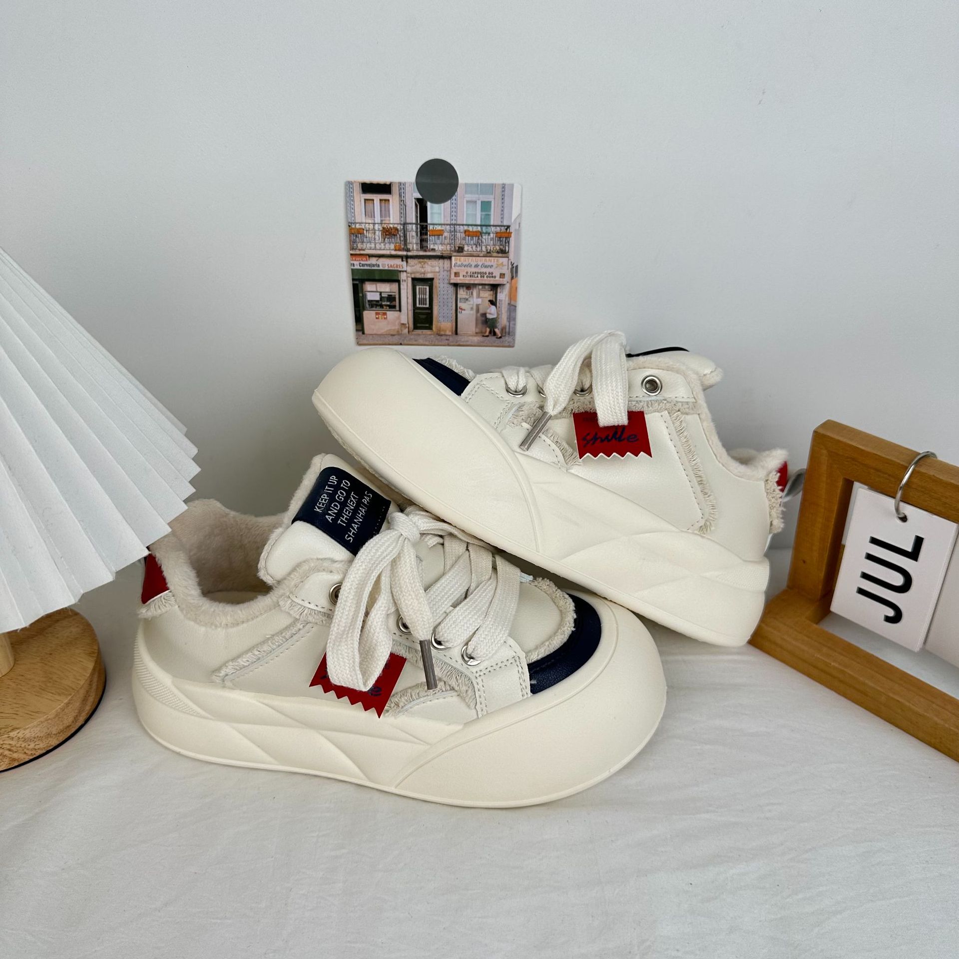 Suela gruesa más zapatos blancos de terciopelo para mujer 2024 invierno nuevo estilo zapatos casuales zapatos de pan de punta redonda zapatos de algodón cálidos gruesos
