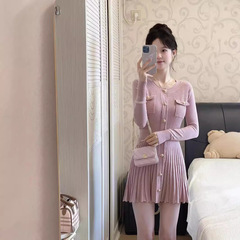 ピンクの丸首の小さい香風のニットのワンピースの女性の初秋の雰囲気感は着て腰を収めて明らかにやせているa字の百タックのスカートを現します。