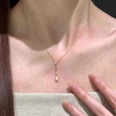 サンドゴールドジルコンブラッシュウォータードロップペンダントネックレスレトロライト高級スタイル鎖骨チェーンファッションニッチデザインネックレス女性のための