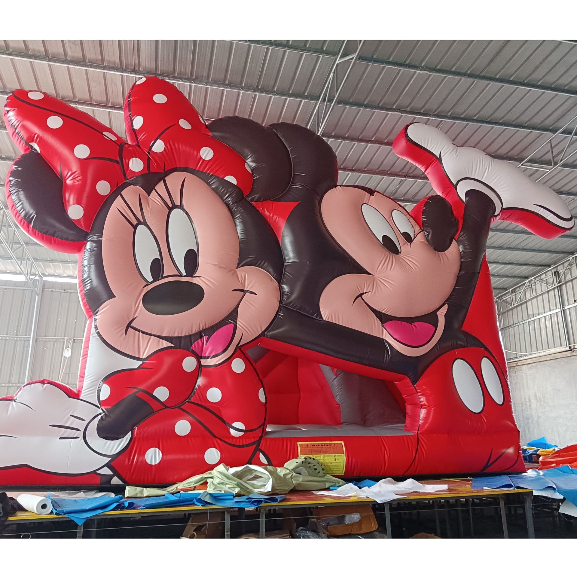 Children's trampolines, Mickey and Minnie inflatable outdoor slides, inflatable castles, indoor and outdoor playgrounds, trampolines, and play areas.