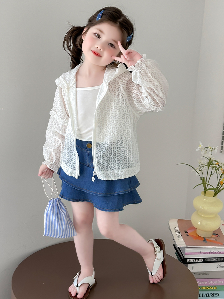 Ropa de protección solar con capucha para niñas ropa de verano 2025 nueva chaqueta delgada para niños ropa de protección solar de verano ropa de piel para niños marea
