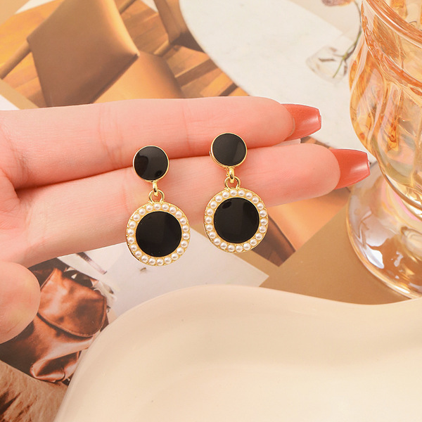 Black retro elegant earrings from pearl