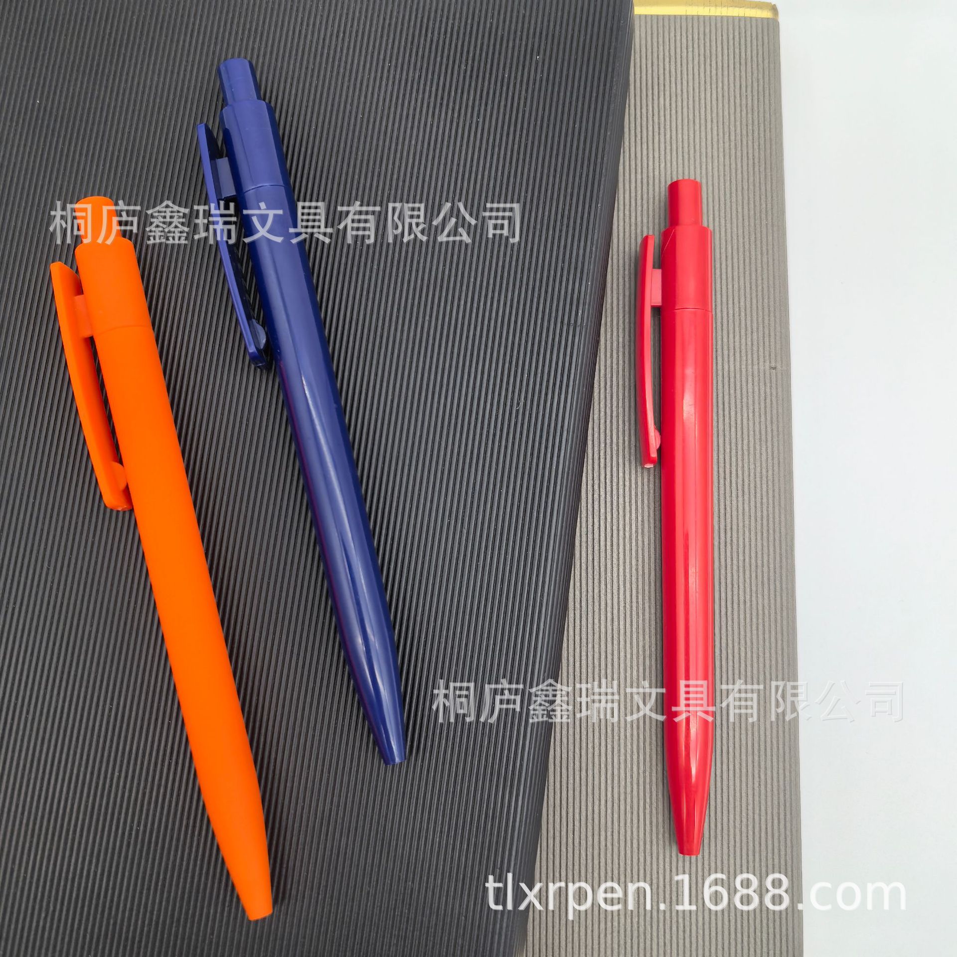 Suministro de bolígrafo de plástico prensado, bolígrafo de gancho ensanchado, bolígrafo publicitario simple, bolígrafo publicitario explosivo