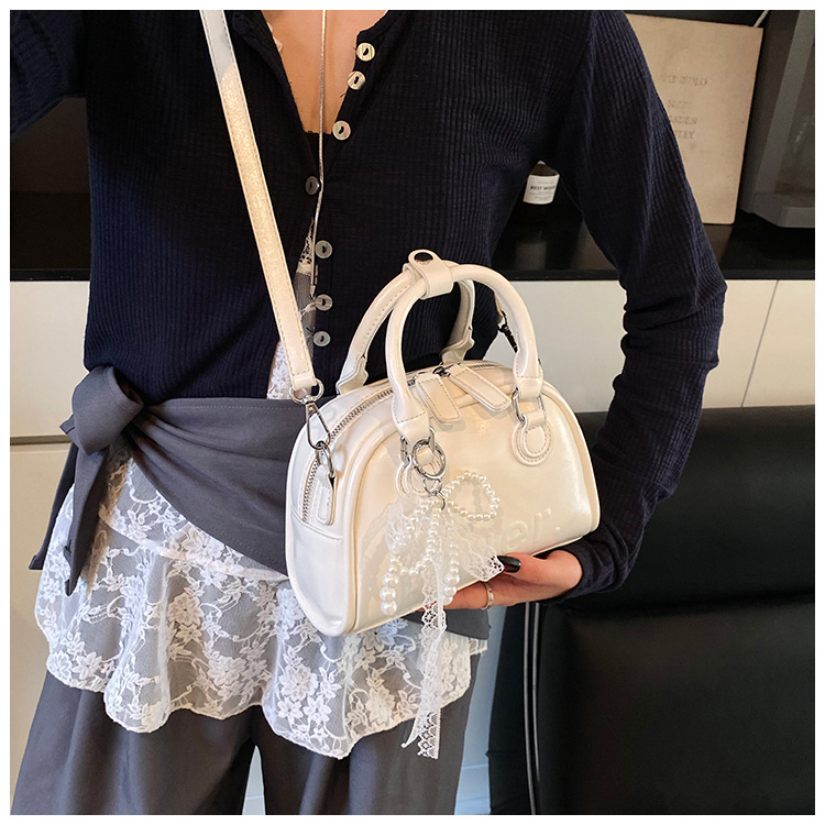 This year, Korean-style, stylish and simple hand-held bags with niche designs are in vogue. These are fashionable summer underarm bags for women's commuting undefined
