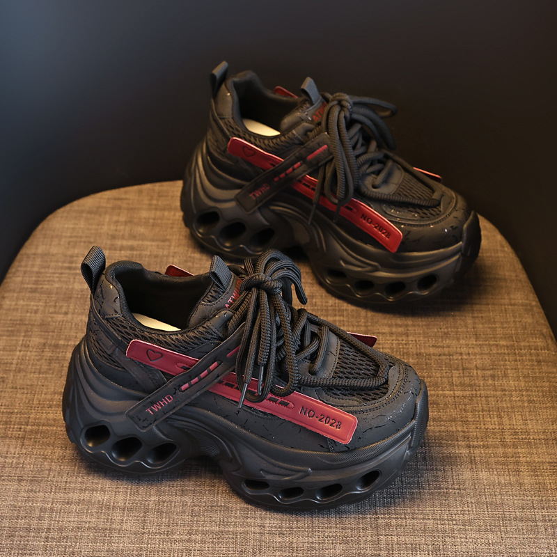 Giày sneaker nữ đế dày tăng chiều cao kiểu lỗ thời thượng — màu đen