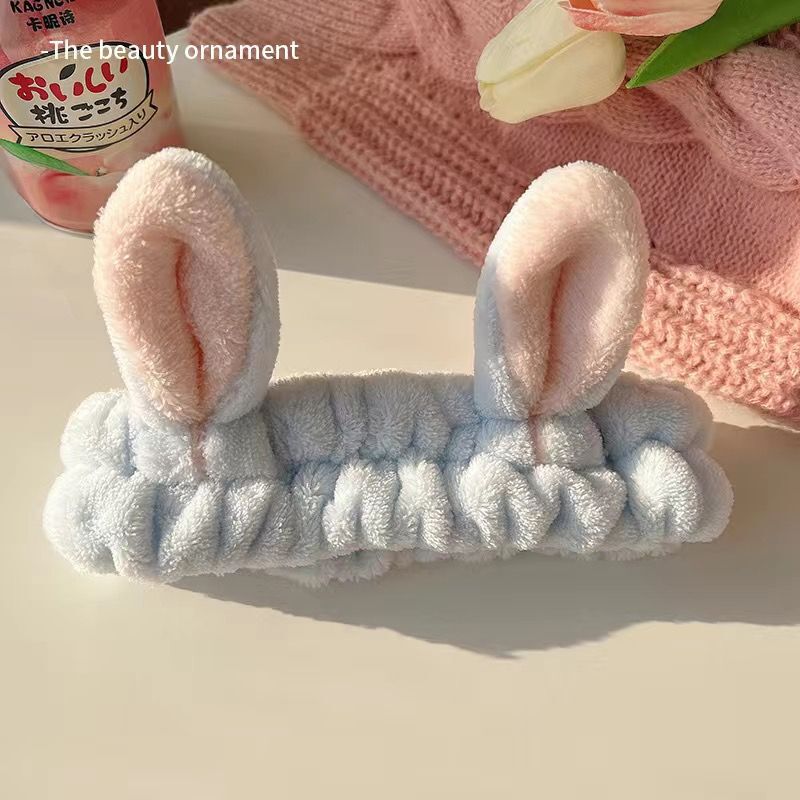 かわいいぬいぐるみのウサギの耳の顔を洗って髪を束ねます。手首に防湿袖の神器をつけます。|undefined