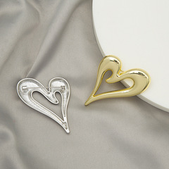 French cool minimalist luxury metal glossy heart-shaped design brooch pin, elegant western clothing accessory