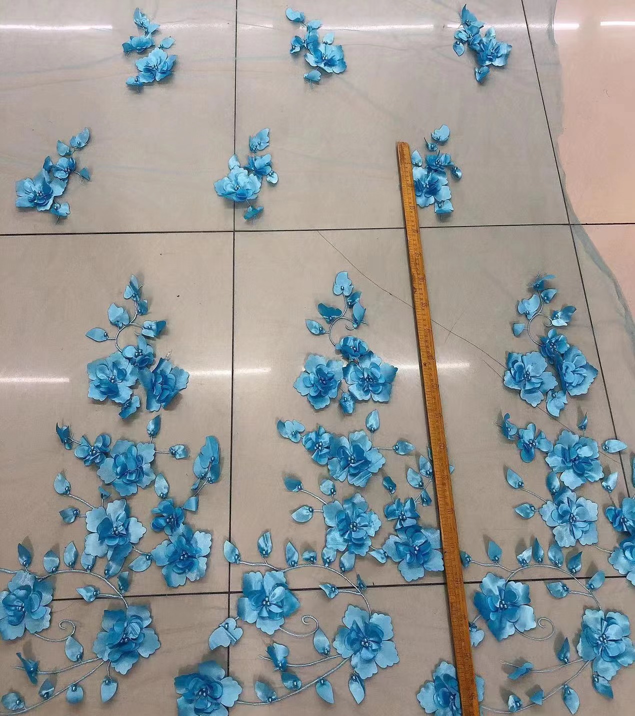 3D bordado tela de malla hecha a mano con cuentas tridimensional bordado tela primavera y verano ropa vestido de tela en stock venta al por mayor