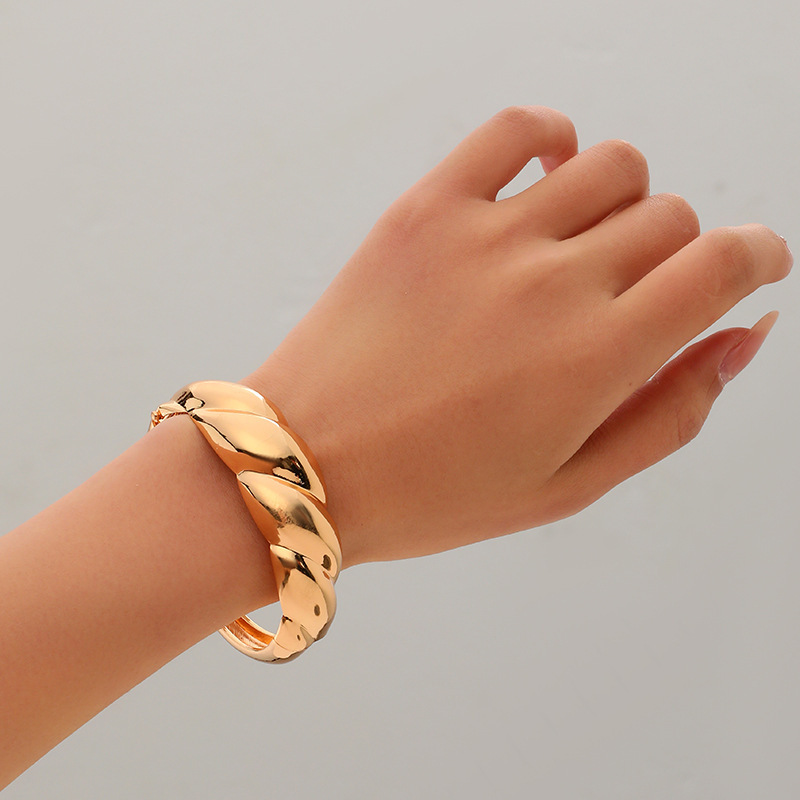 Brazalete de lujo ligero para mujer de estilo europeo y americano transfronterizo, pulsera de diseño brillante personalizada, pulsera retorcida, joyería de sentido avanzado de todo fósforo para mujer