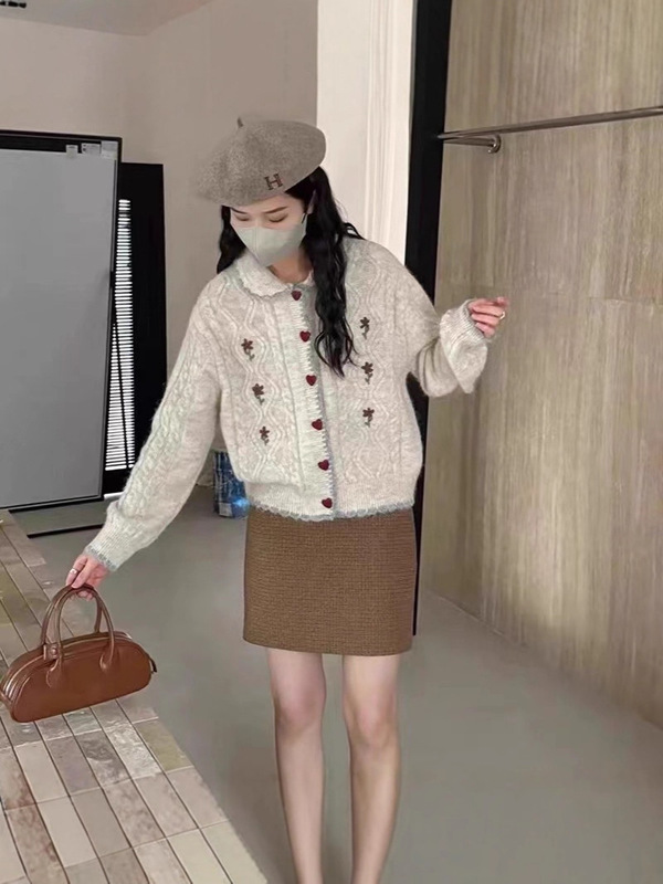 花朵刺绣韩系软糯甜美复古羊毛混纺针织开衫秋冬撞色娃娃领毛衣女|undefined
