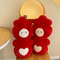 結婚部屋のぬいぐるみが枕を抱いてお祝いの人形のベッドの頭の子供の寝室のベッドの頭にソファーの窓を飾って枕を抱いて人形のペアを抱きます。