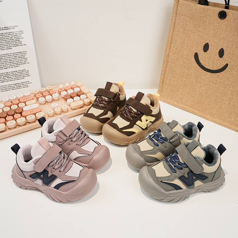 Zapatos deportivos para niños coreanos de estilo universal zapatos de entrenamiento para niñas 2025 invierno nuevos zapatos infantiles para niños con suela suave de terciopelo caliente